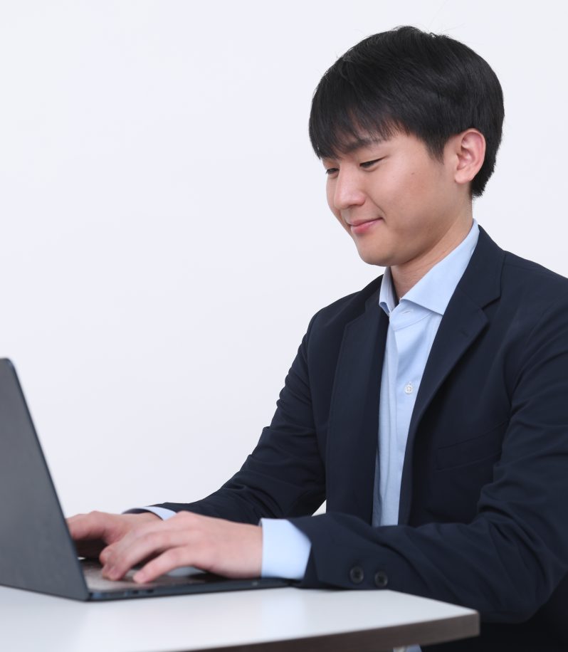 本業を続けながら空いた時間で不動産副業に取り組むイメージ